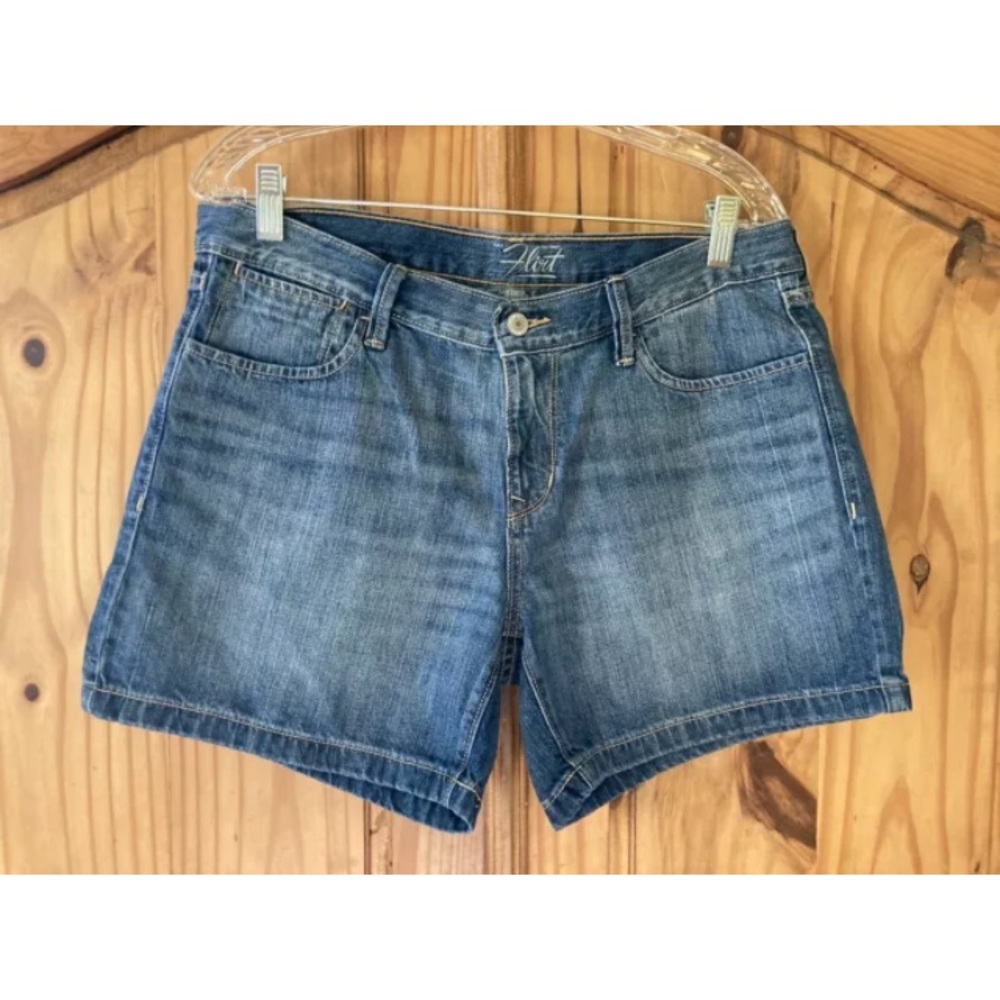 Women’s Old Navy The Flirt blue distressed jean shorts size 12